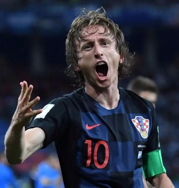 小将赛后拥抱母亲太感人